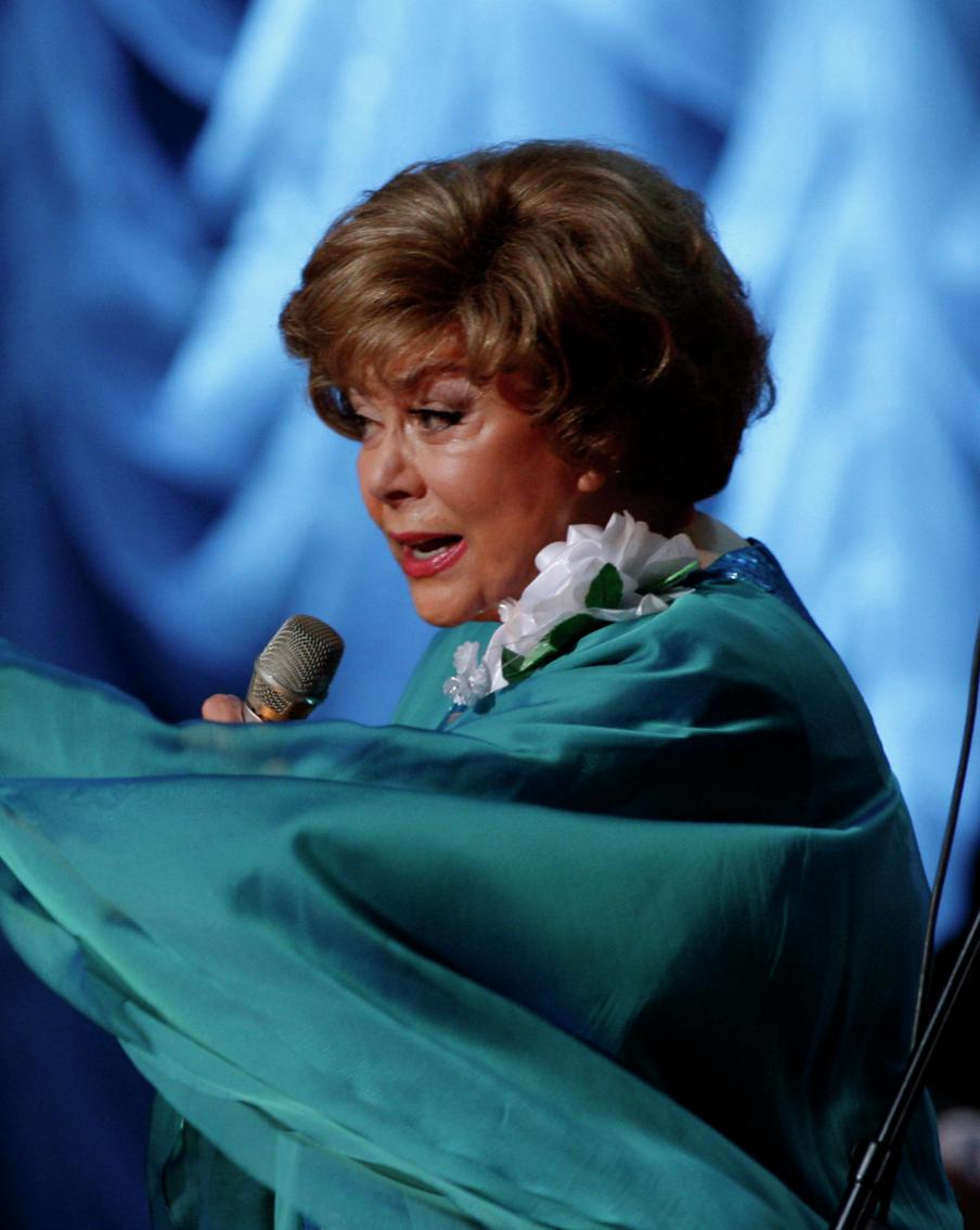 Помощница Эдиты Пьехи резко прокомментировала слухи об ухудшении состояния здоровья певицы