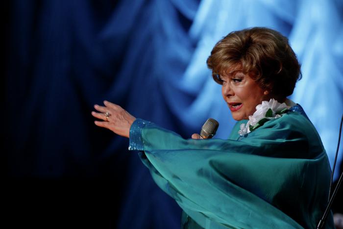 Помощница Эдиты Пьехи резко прокомментировала слухи об ухудшении состояния здоровья певицы