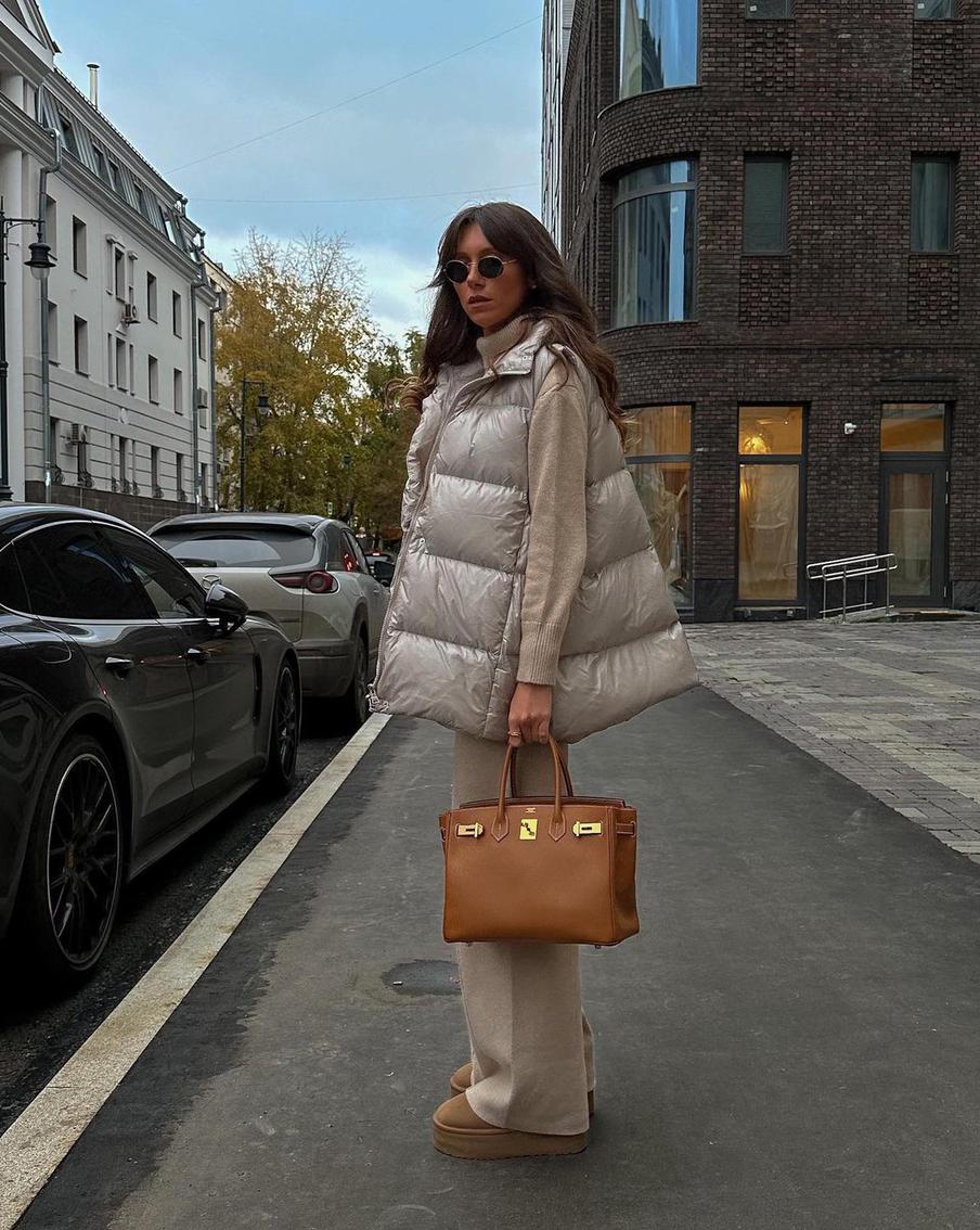 Детая жилетка – отличный компаньон для уютного образа.