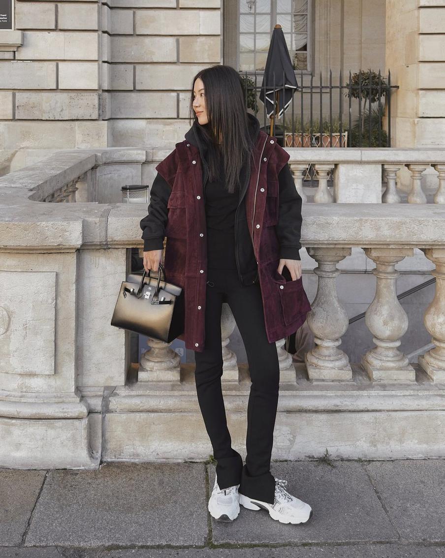 Объёмный жилет хорошо сочетается с узким низом.