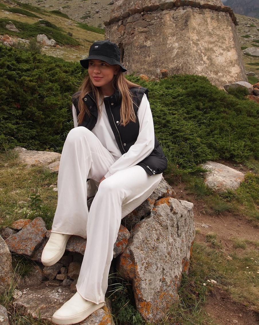 Добавьте жилет к расслабленному образу.