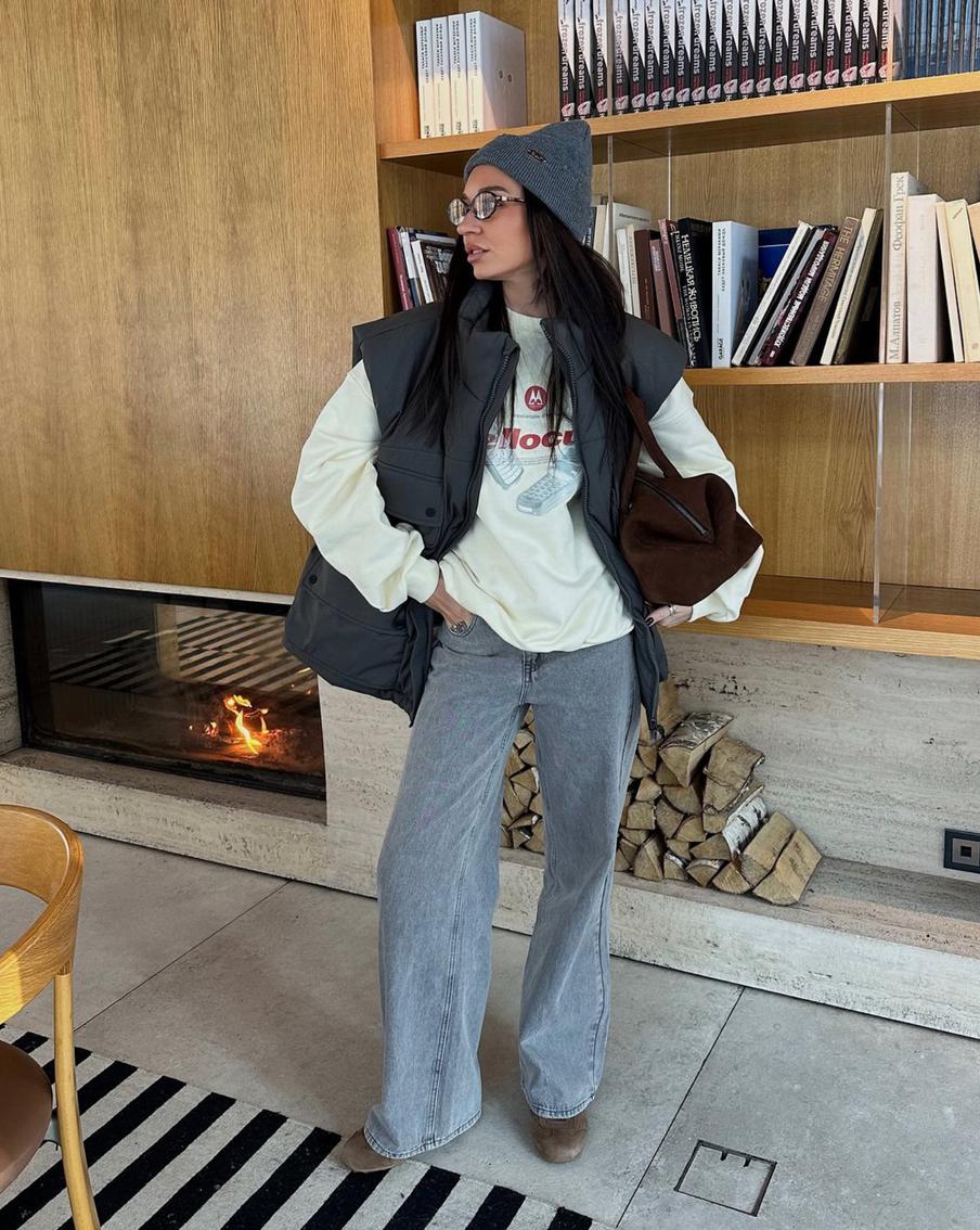 Джинсы и толстовка – универсальный вариант для сочетания.