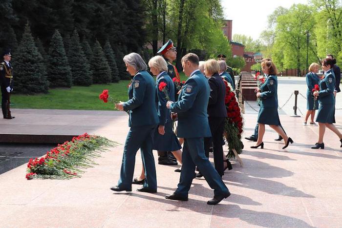 Сотрудники налоговой возложили цветы к Могиле Неизвестного Солдата у стен Кремля