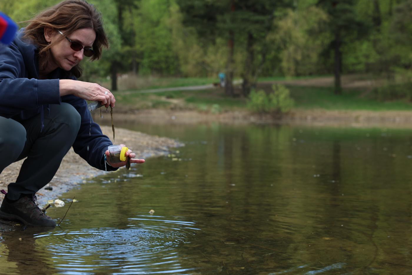 Старший научный сотрудник Лаборатории синэкологии Елена Чертопруд собирает пробы организмов мейобентоса.