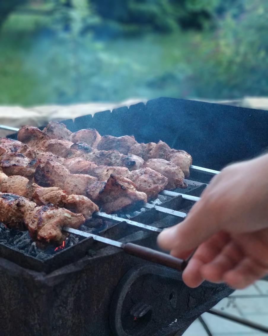 Крыльев на всех не хватит, шейка в цене: что происходит с мясом для шашлыка перед праздниками