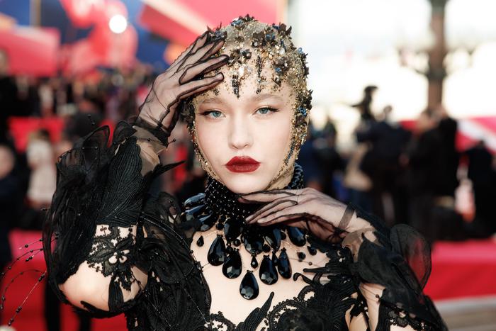 Красная дорожка закрытия ММКФ: самые стильные и оригинальные образы звёзд