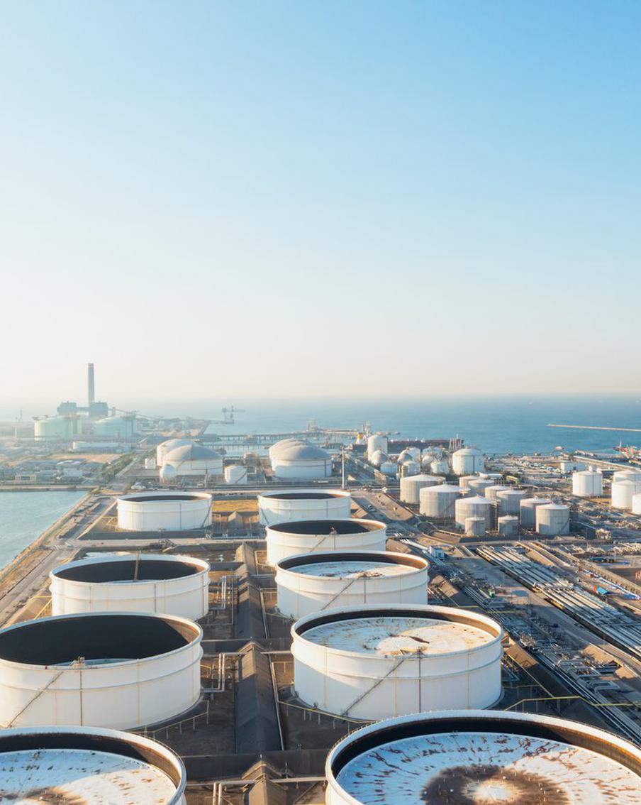 При взрыве топливного бака в порту на юге Ирана пострадало около 80 человек