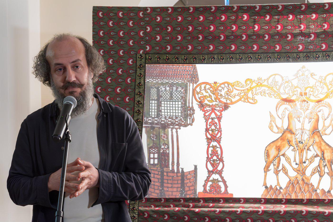 Ченгиз Самсун показывает спектакль театра Карагёз.