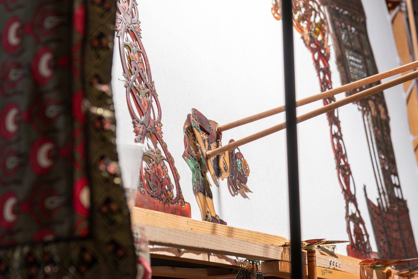 Ченгиз Самсун показывает спектакль театра Карагёз.