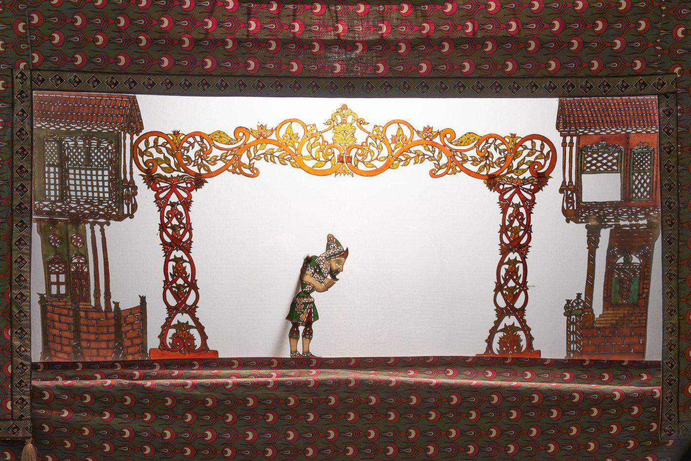 Ченгиз Самсун показывает спектакль театра Карагёз.