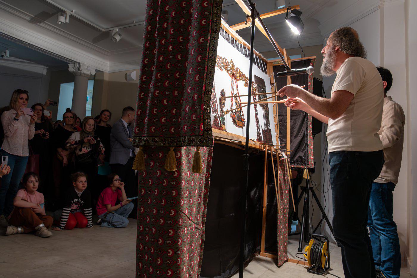 Ченгиз Самсун показывает спектакль театра Карагёз.