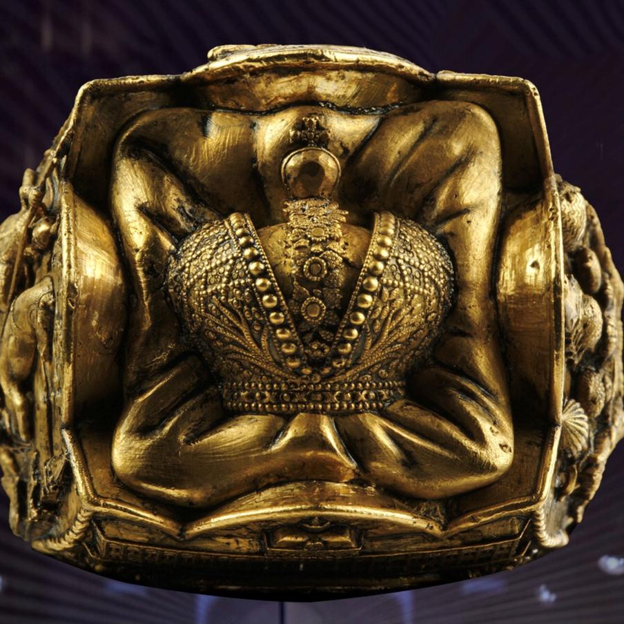 Золотое кольцо "Ильяна" и Большая императорская корона в основании.