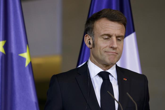 Во Франции призвали президента Эммануэля Макрона уйти в отставку после инцидента с Трампом в Ватикане