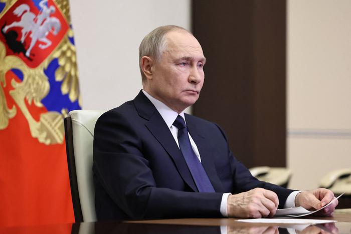 Путин поговорил с Герасимовым тет-а-тет после его доклада