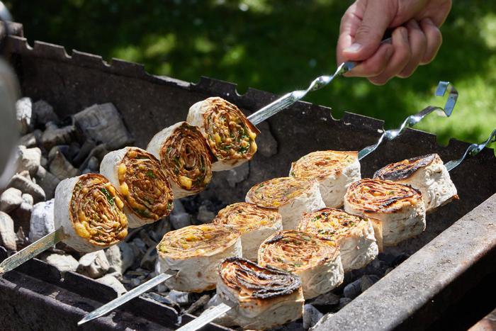 Камбала и мясные рулеты с лавашом на мангале: на пикнике можно приготовить не только шашлык