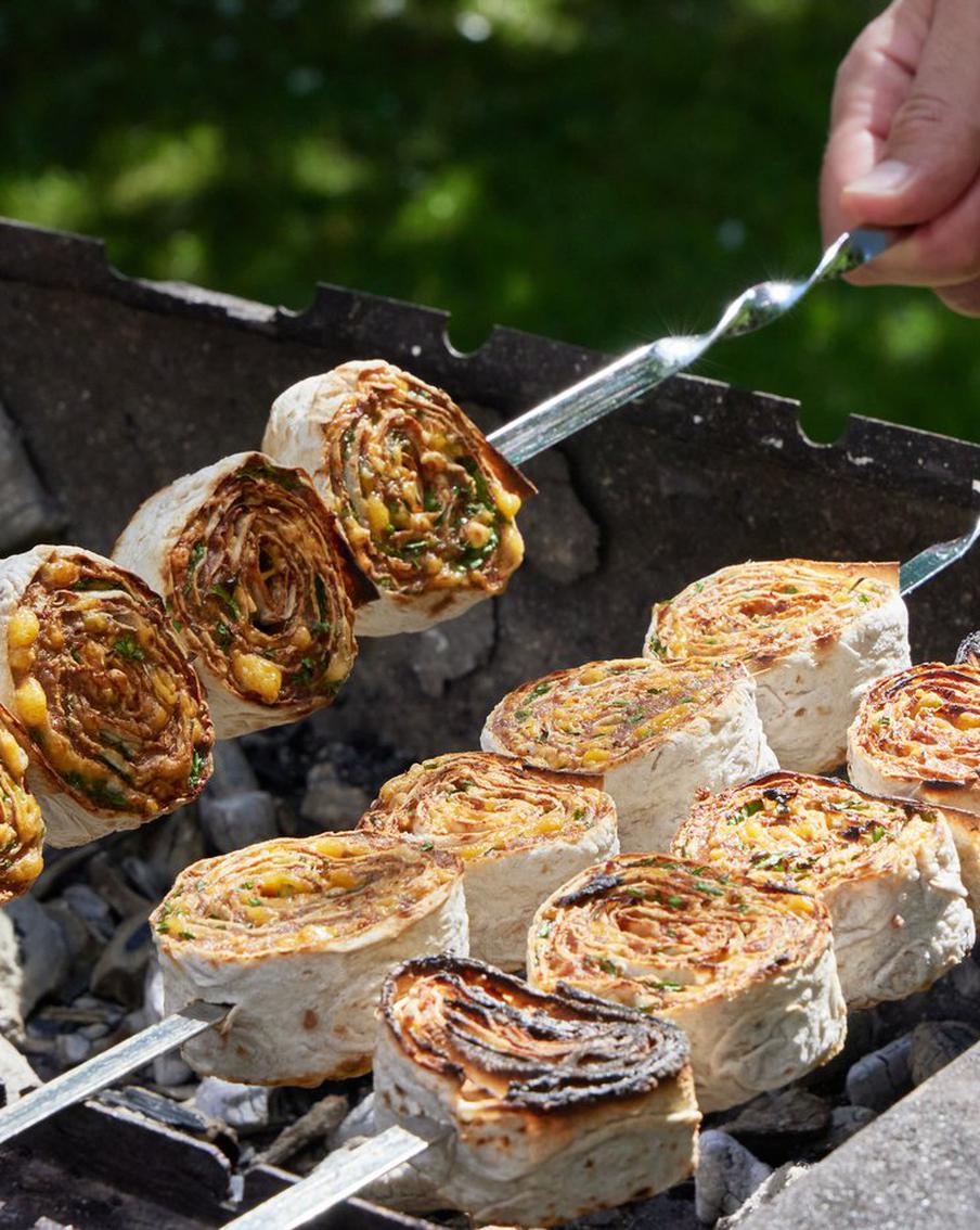 Камбала и мясные рулеты с лавашом на мангале: на пикнике можно приготовить не только шашлык