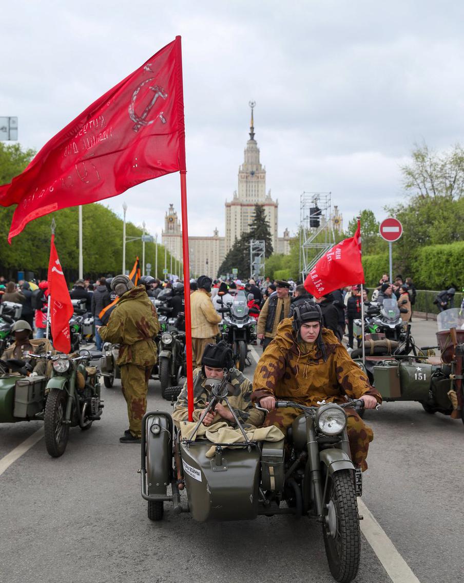 Тематический дресс-код для водителей военной ретротехники – камуфляж и шлем танкиста.