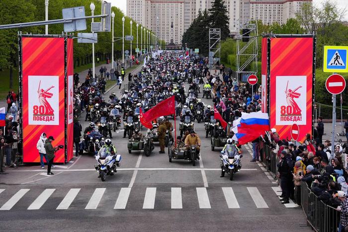 Мотосезон в Москве открыла ретротехника: по Садовому кольцу проехало более 10 тысяч байкеров