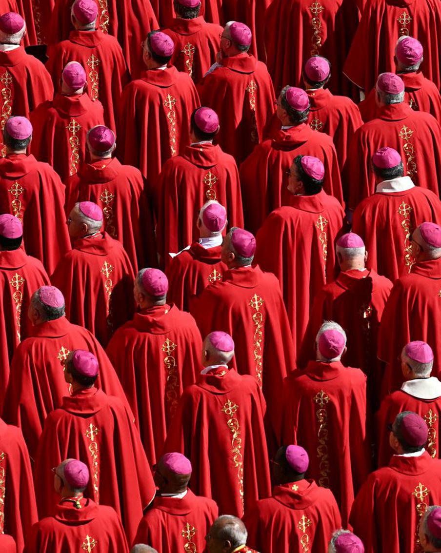 Как прошли похороны папы римского Франциска, на которых собрались и лидеры стран, и заключённые