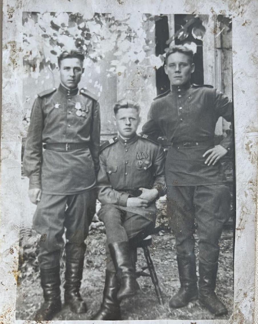 Пётр Яковлевич (слева) с боевыми друзьями, 1945 год.