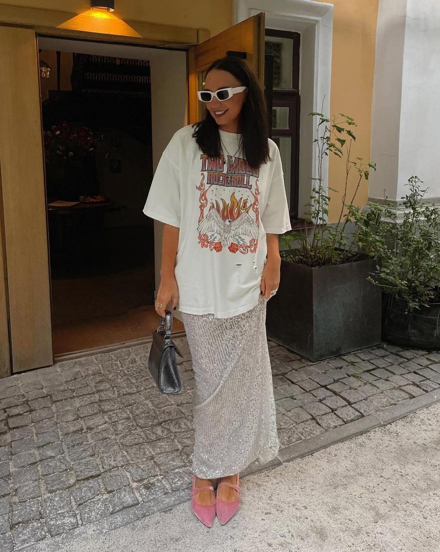 Свободная футболка + юбка в пайетках – отличное повседневное комбо.