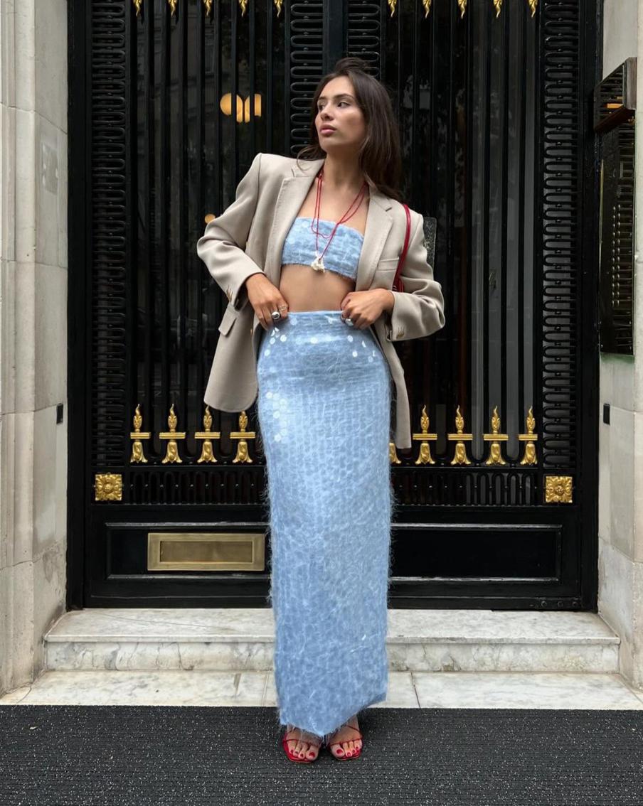 Прозрачные пайетки смотрятся в меру торжественно и изящно.