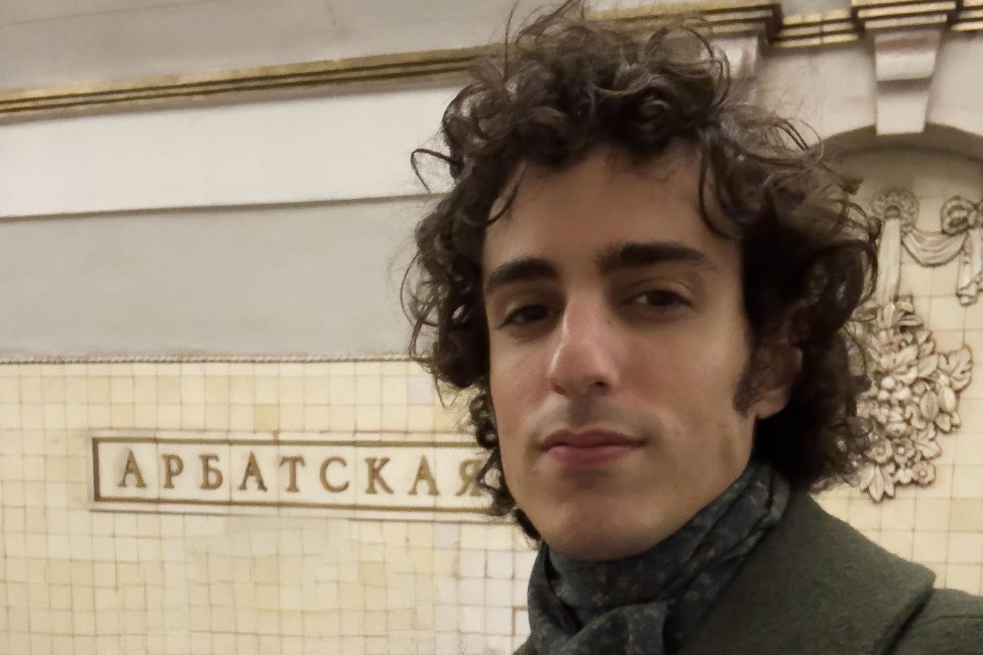 Давид в восторге от освещения в московском метро.