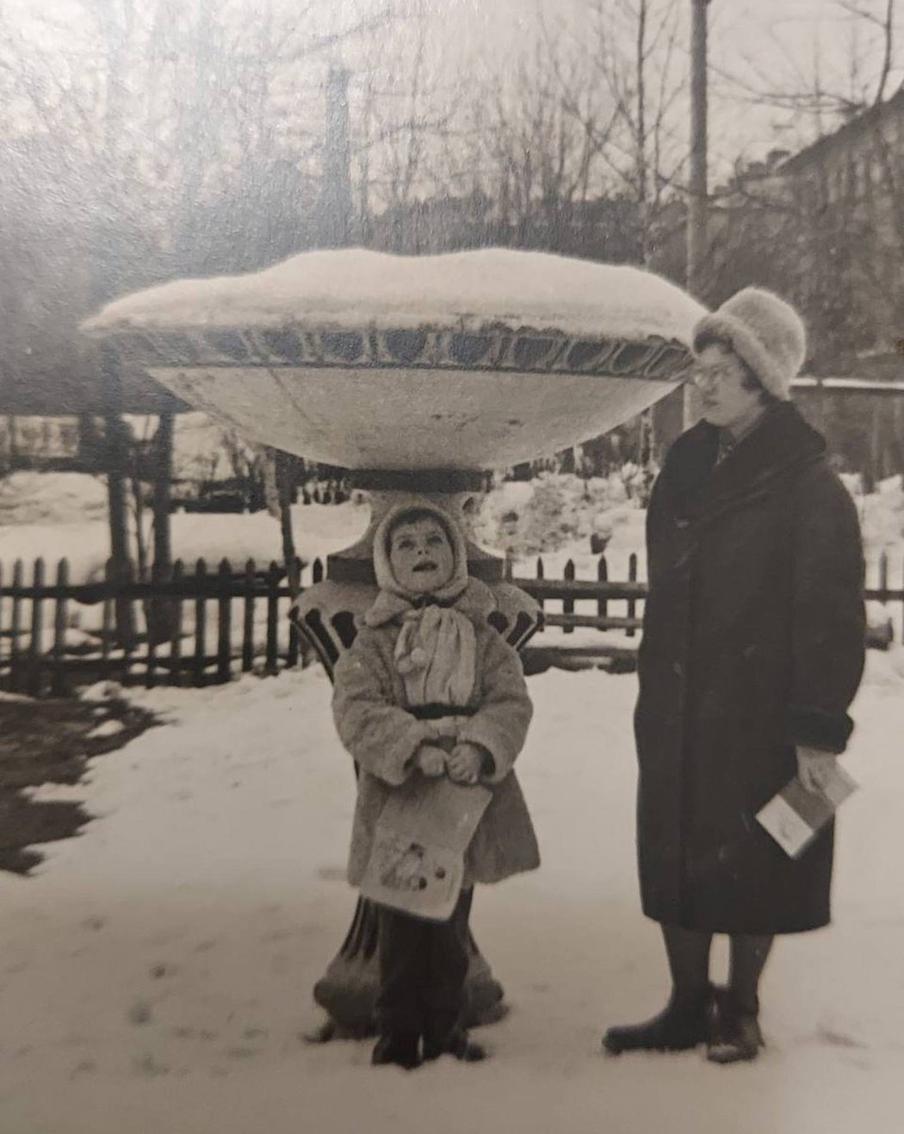 В старых альбомах жителей улицы Маршала Василевского хранятся фото 60-х годов, и это одна из ваз, украшавших двор.