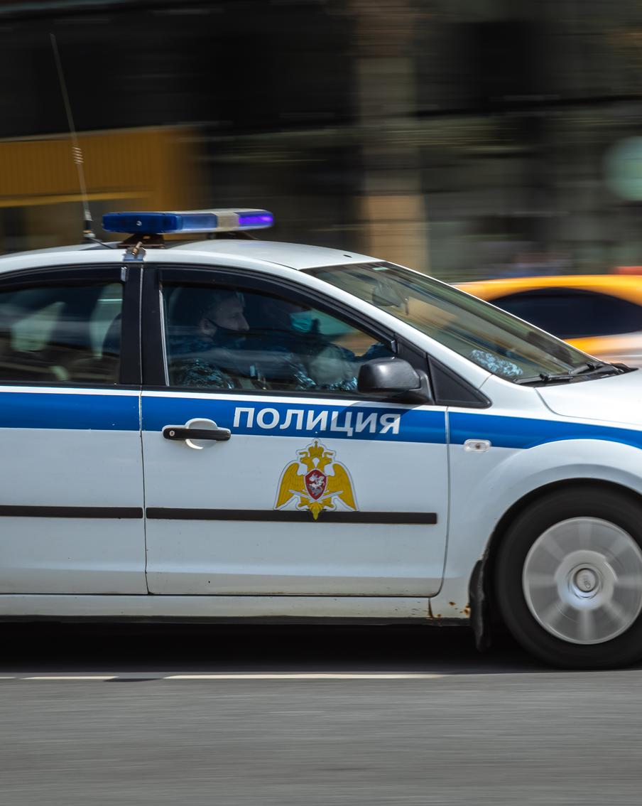 Полиция провела рейд в Петербурге при поддержке военной техники