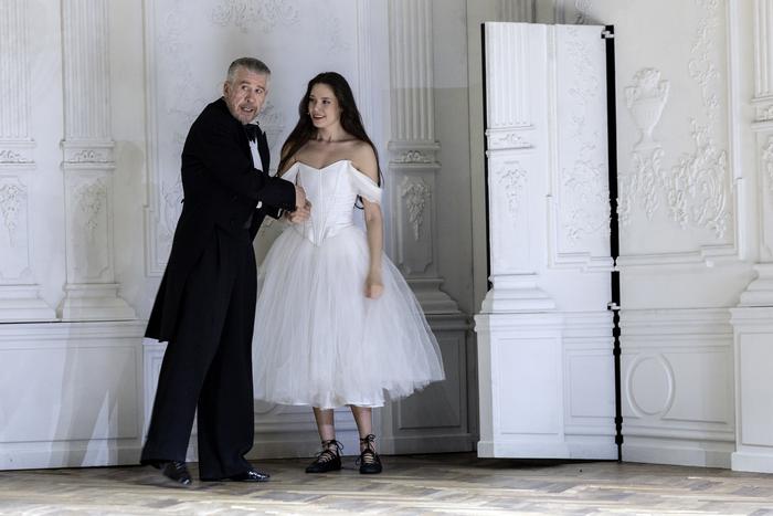 Театр имени Моссовета представил свою версию "Женитьбы" Гоголя в сопровождении шикарного женского хора