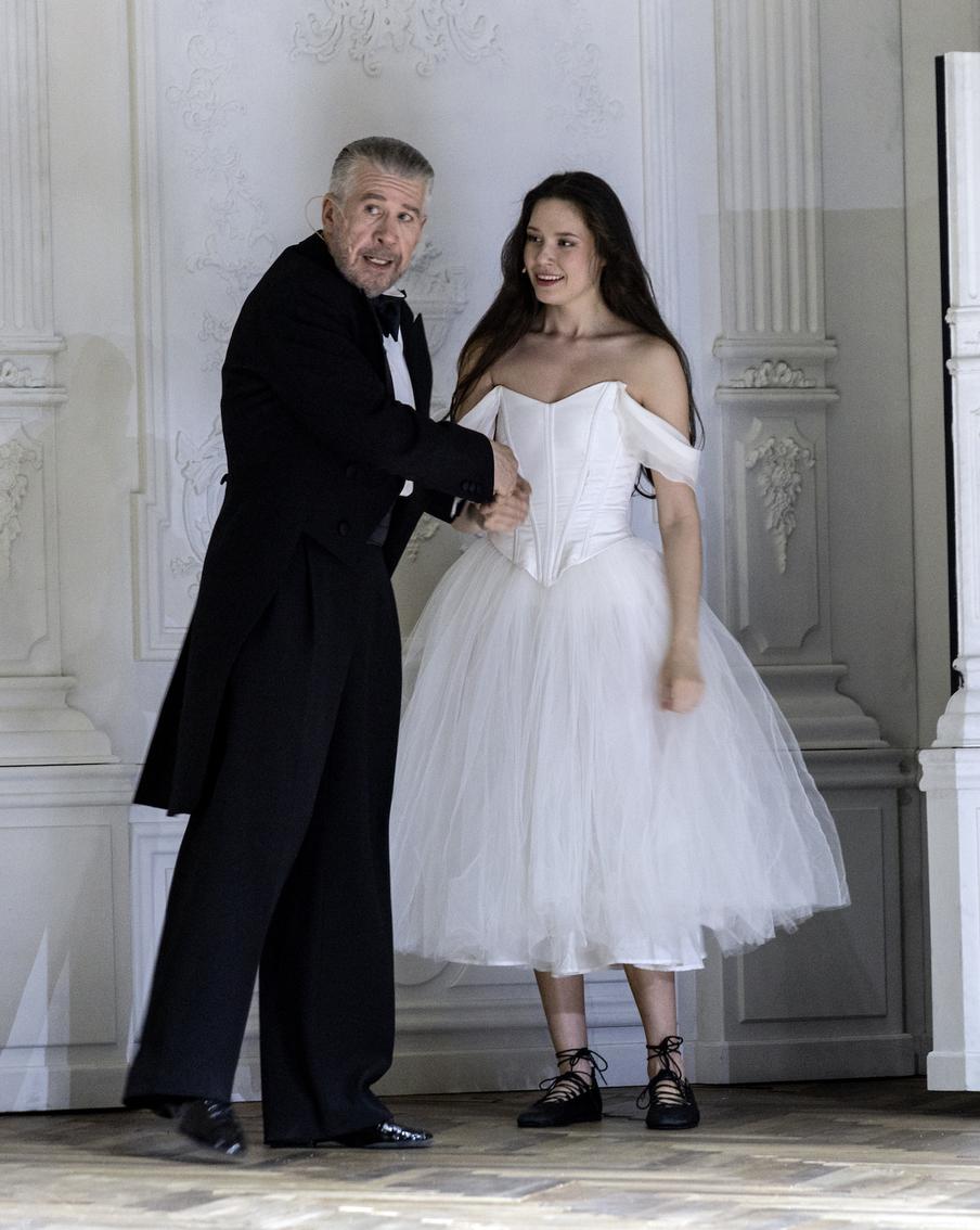 Театр имени Моссовета представил свою версию "Женитьбы" Гоголя в сопровождении шикарного женского хора