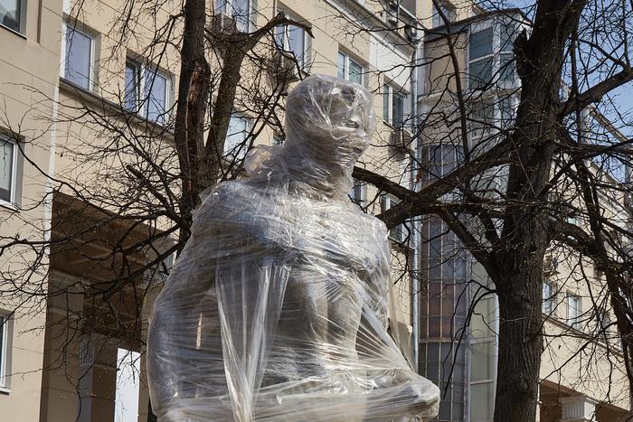 Романтики из Щукино спасли спортсменов, но не символ Родниной: как сохранить культурное наследие