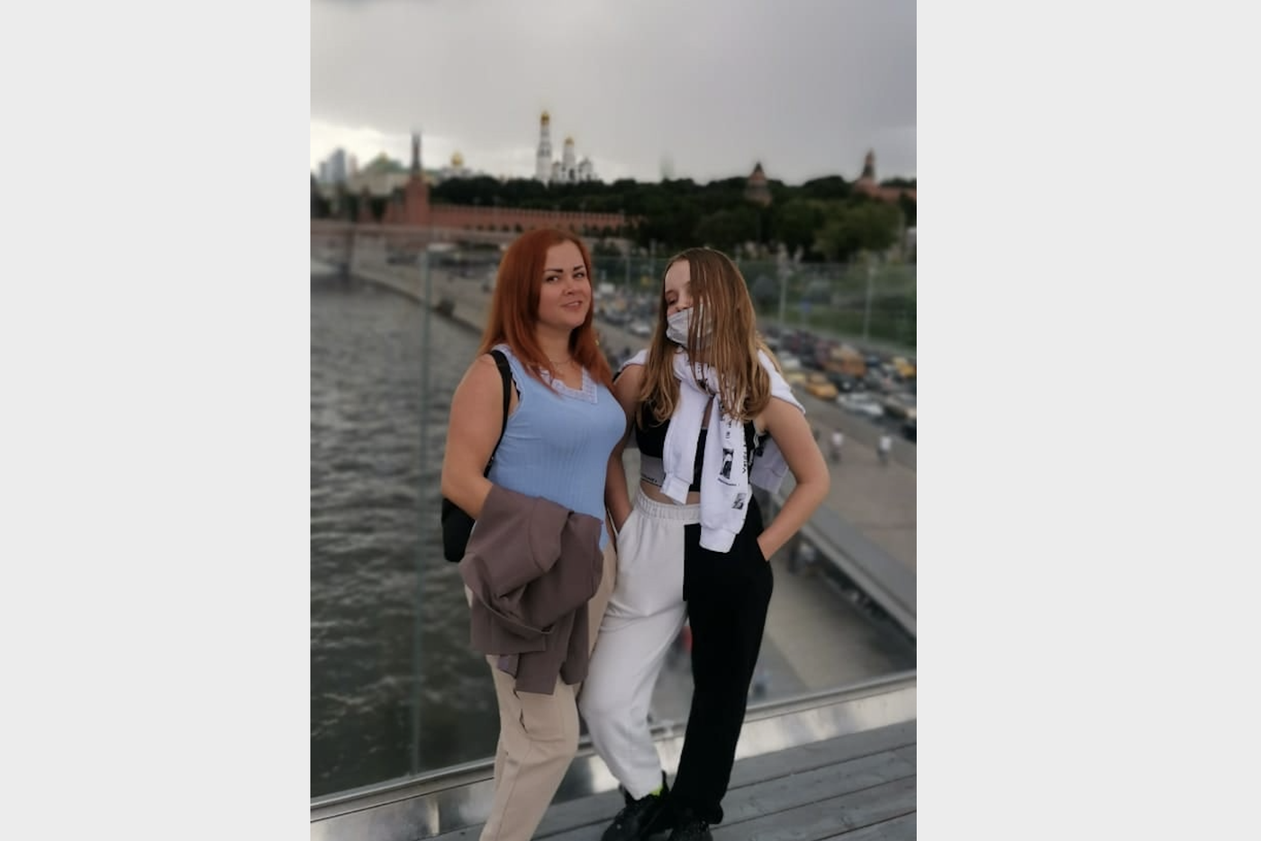 Юлия с дочерью на прогулке в Москве