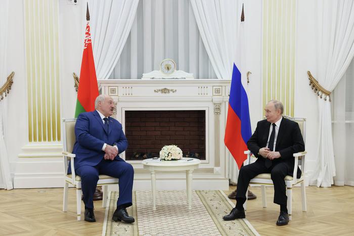 Путин прокомментировал слова Лукашенко о георгиевской ленте