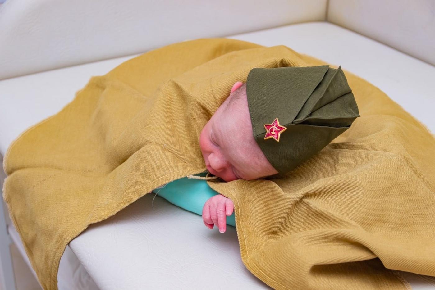 "Прививаем чувство патриотизма": в кемеровской больнице младенцы носят пилотки