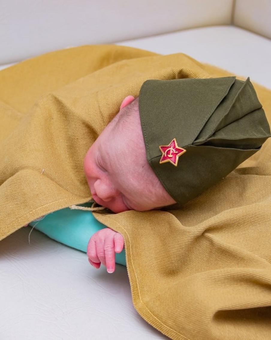 "Прививаем чувство патриотизма": в кемеровской больнице младенцы носят пилотки