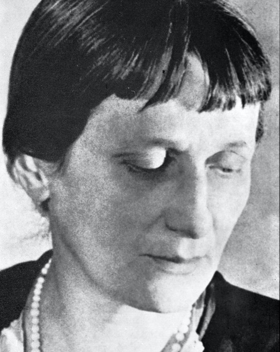 Анна Ахматова любила разные украшения.