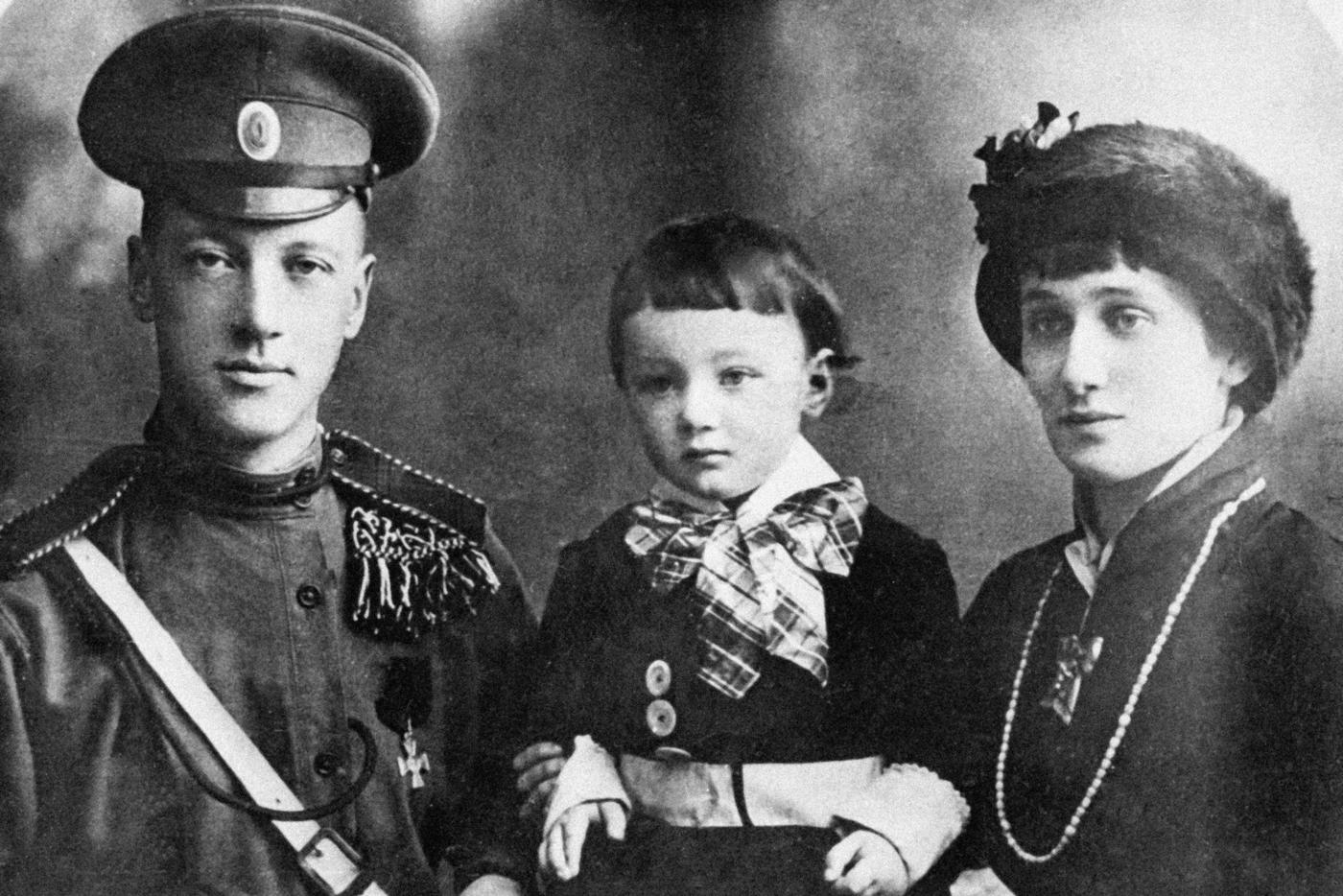 Поэт Николай Гумилёв, поэтесса Анна Ахматова и их сын Лев.