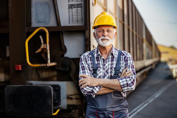 Почему всё больше россиян продолжают работать после выхода на пенсию