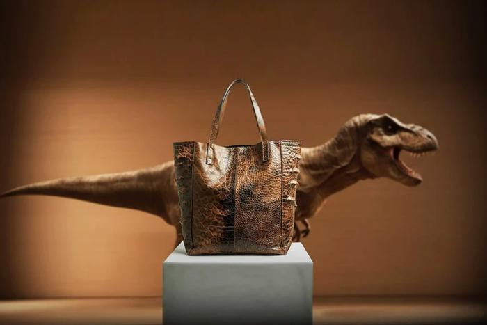 Учёные хотят создать кожу из ДНК Тираннозавра Рекса: что происходило в мире моды и красоты на этой неделе