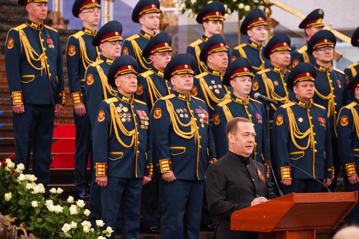 Медведев пригрозил Киеву последствиями в случае провокаций в День Победы