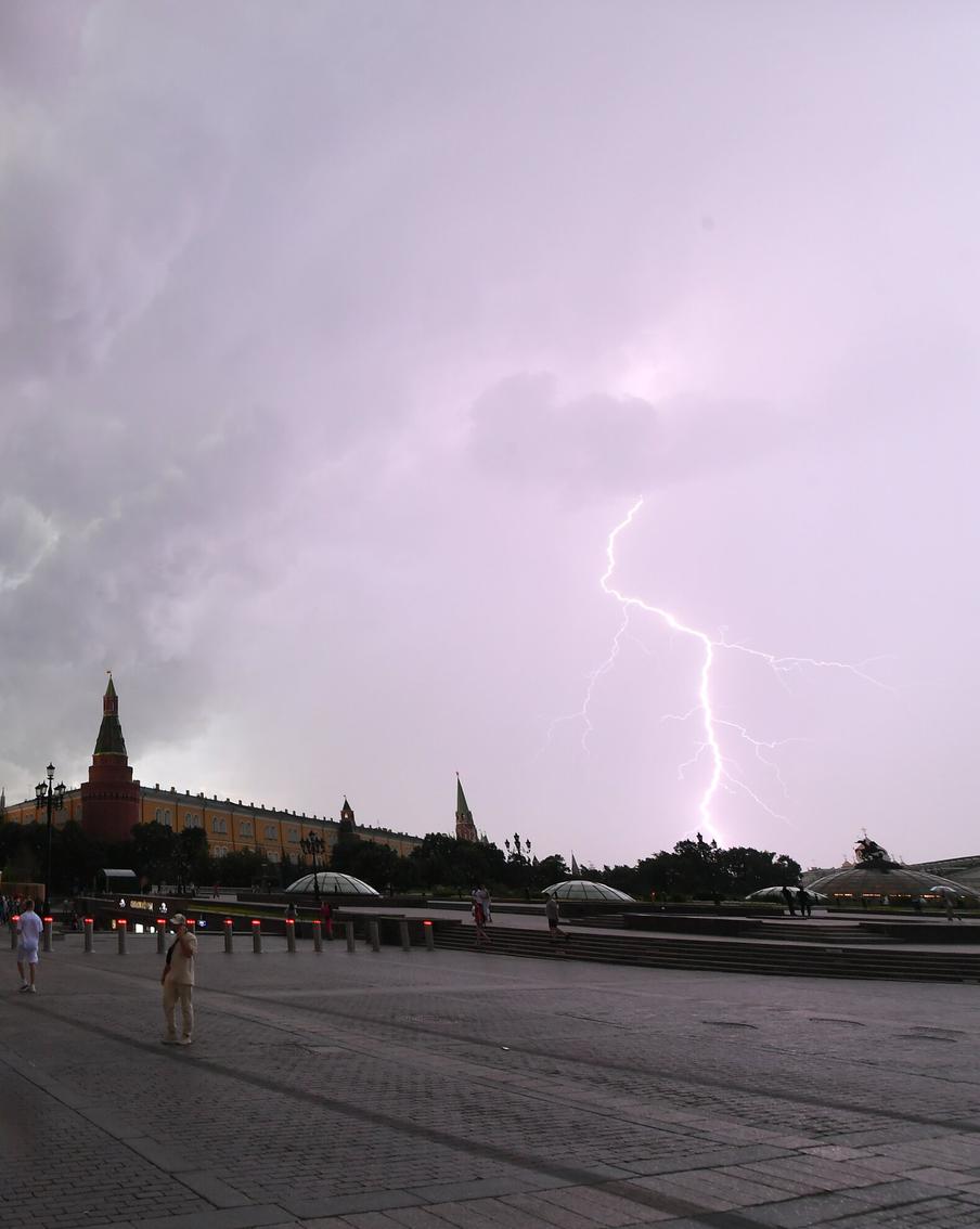 Ливень, гроза и штормовой ветер нагрянут в Москву во второй половине дня в воскресенье