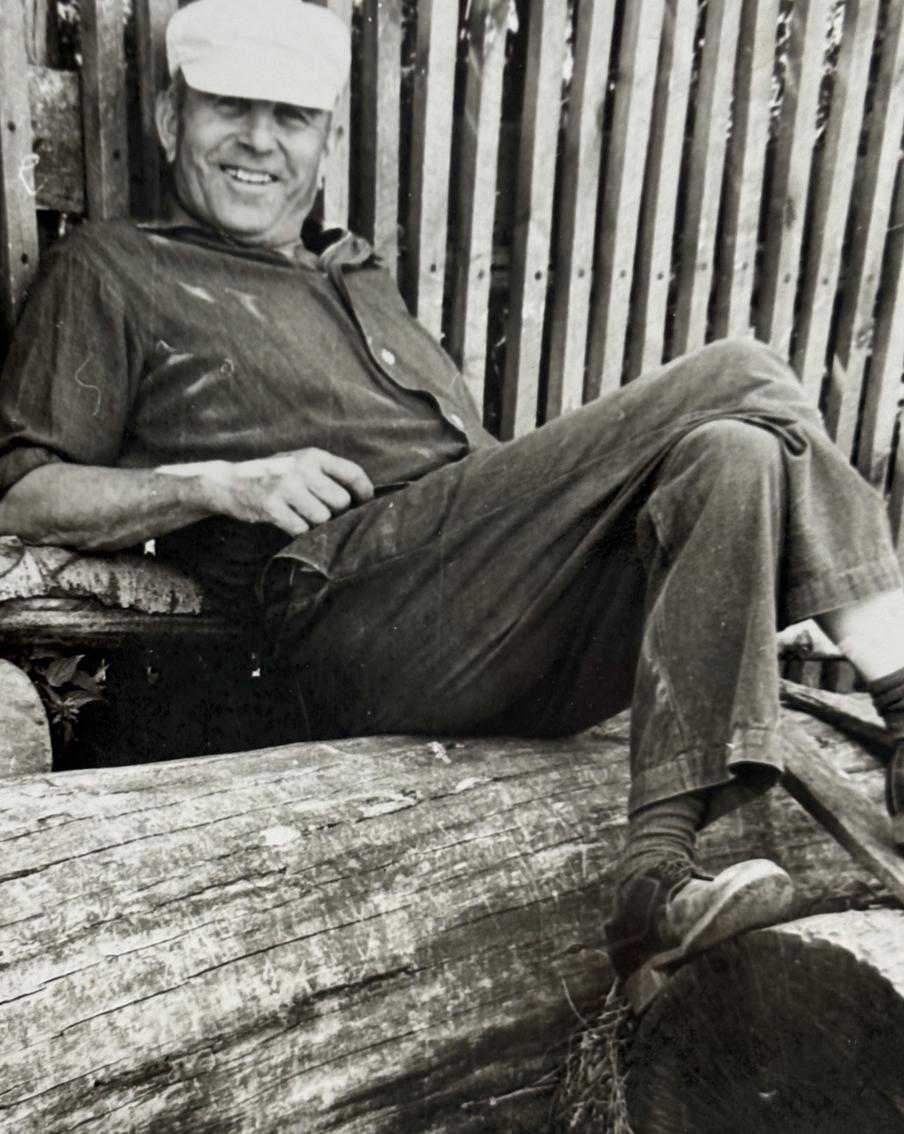 Пётр Яковлевич во дворе своего дома в Арзамасе, 60-е годы.