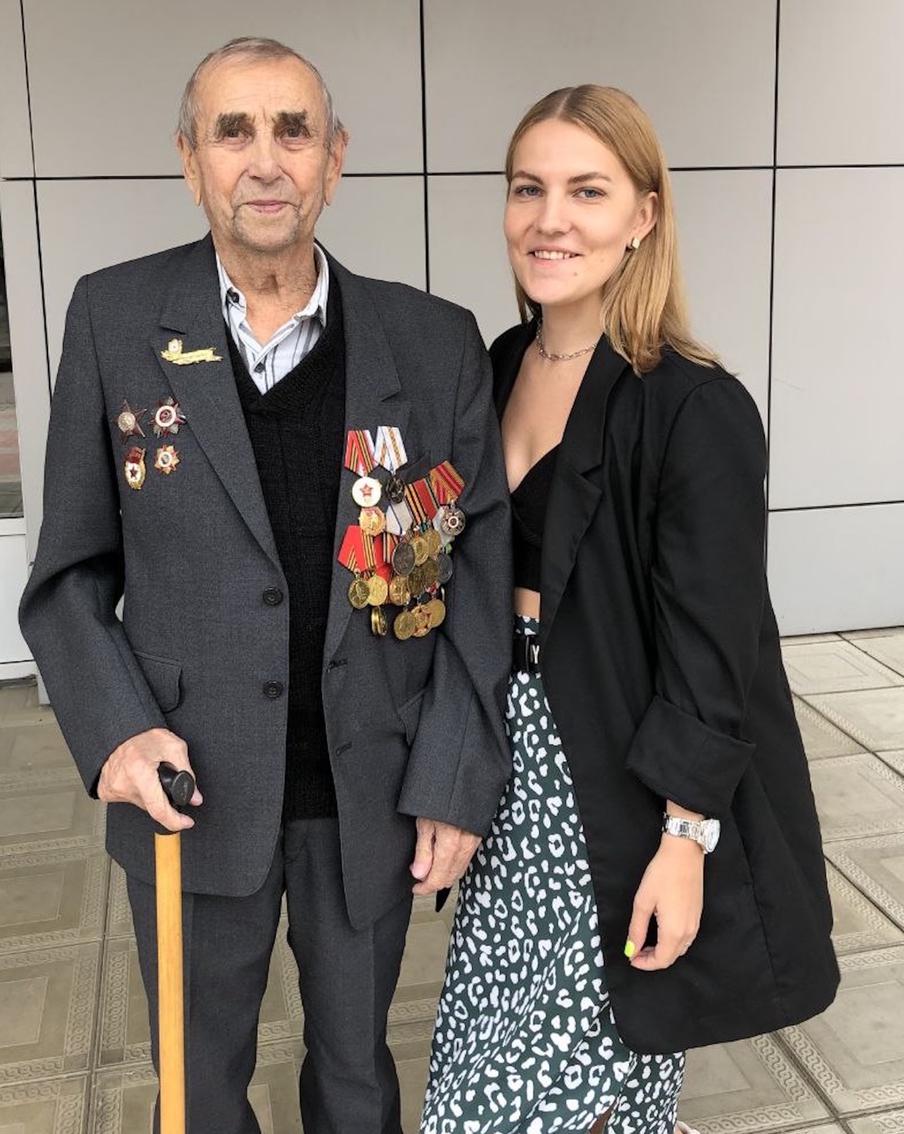 Пётр Яковлевич с внучкой Натальей.