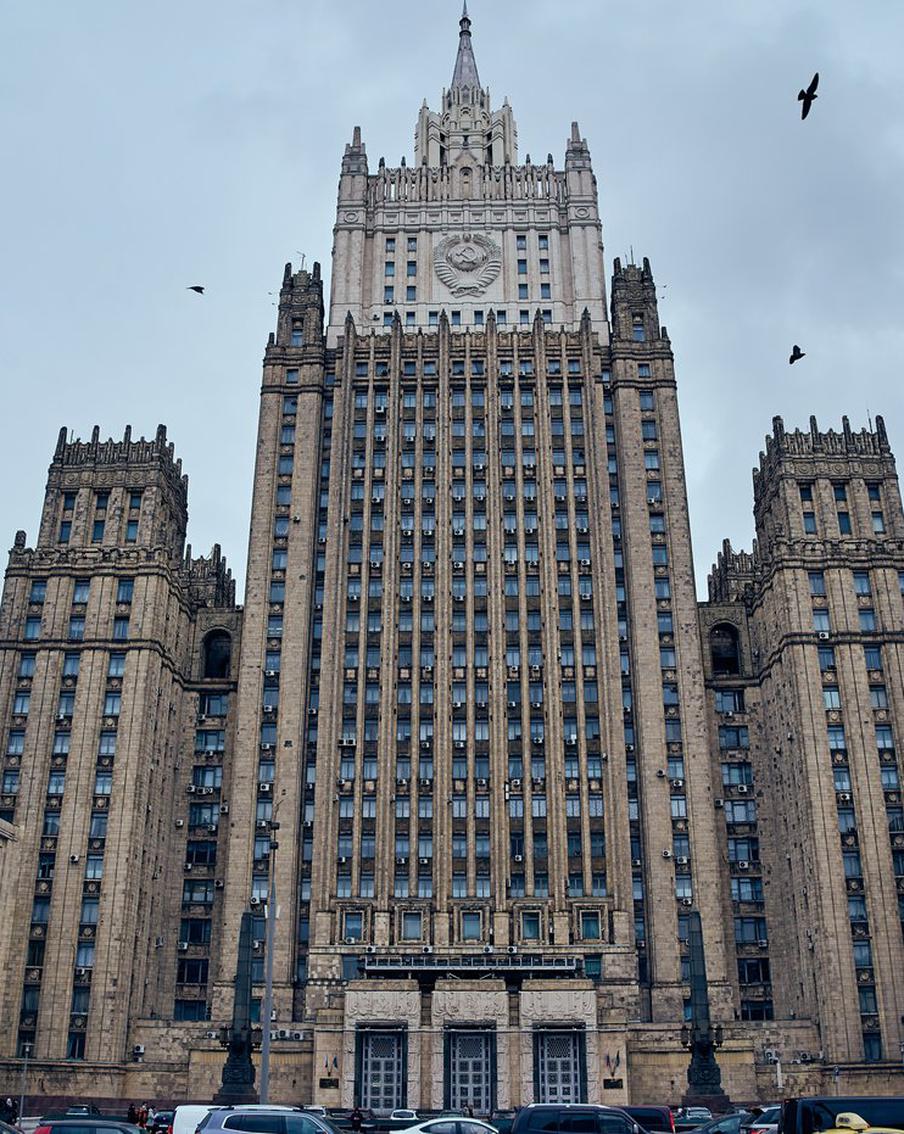 В МИД России отреагировали на публикацию изображения с горящим Кремлём главой офиса президента Украины