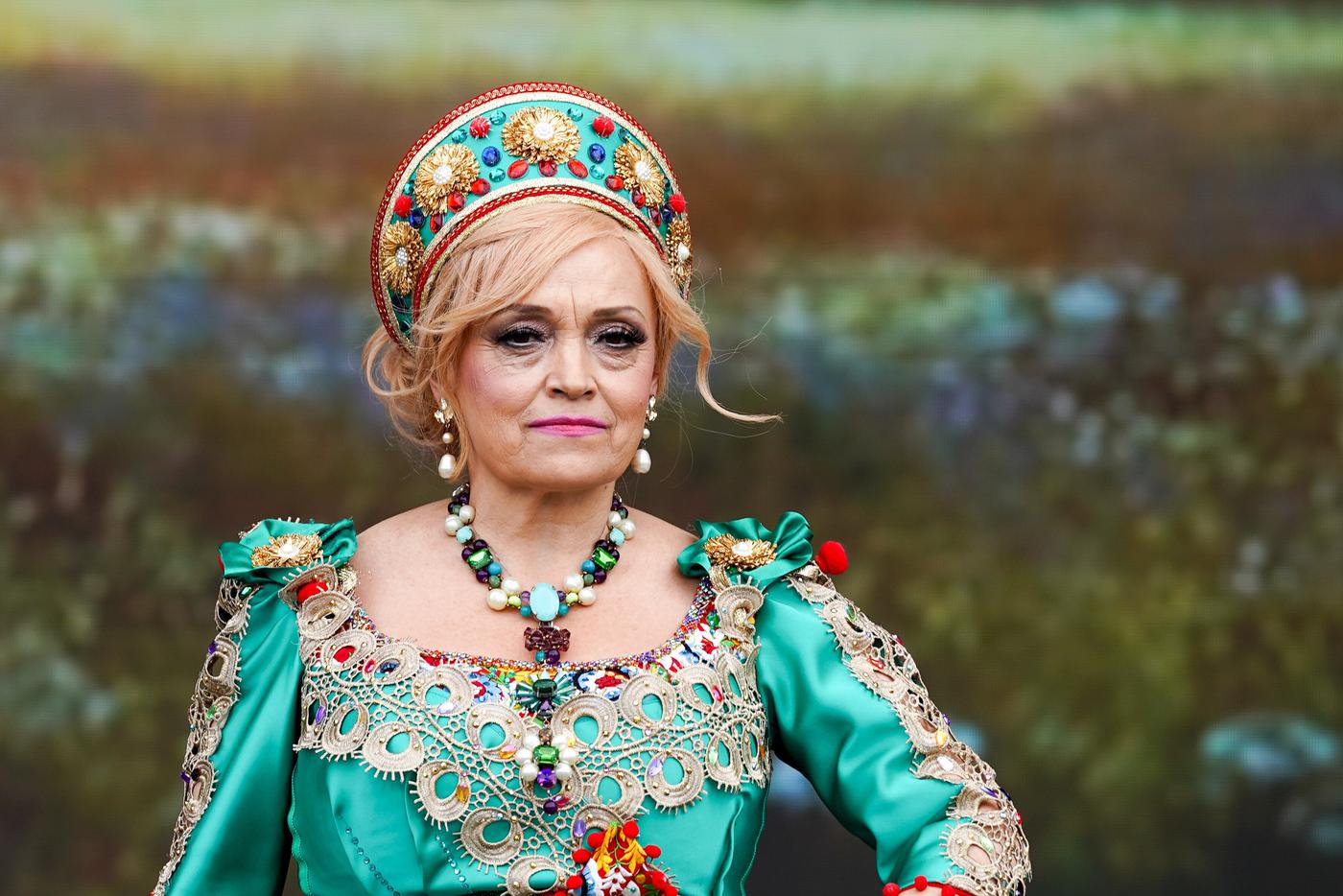 На певицу Надежду Кадышеву напала неизвестная после концерта артистки в Иваново