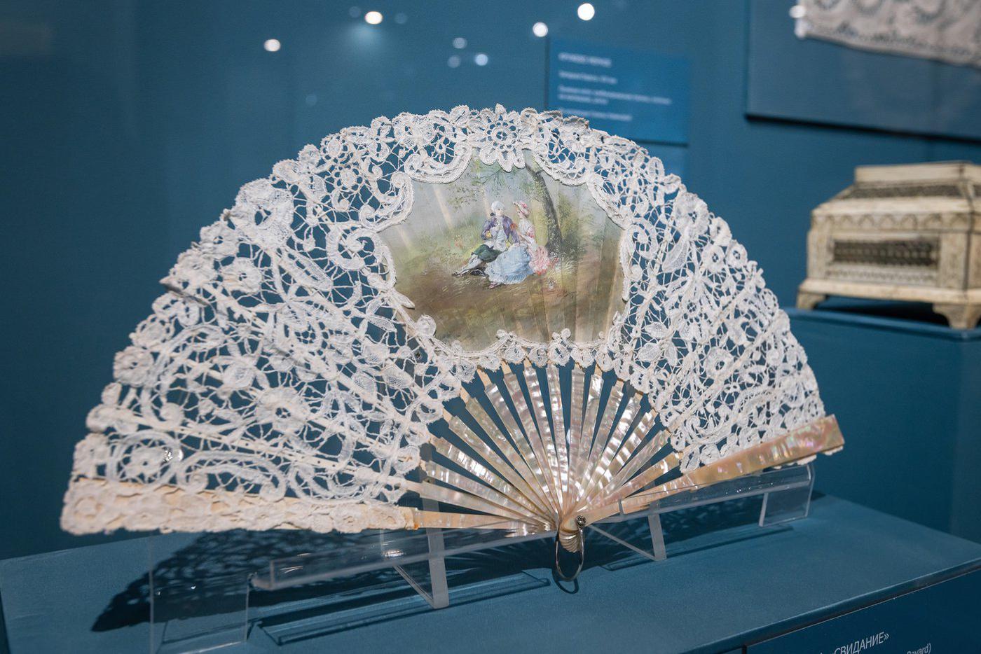 На выставке "Узор в декоративном искусстве Нового времени".