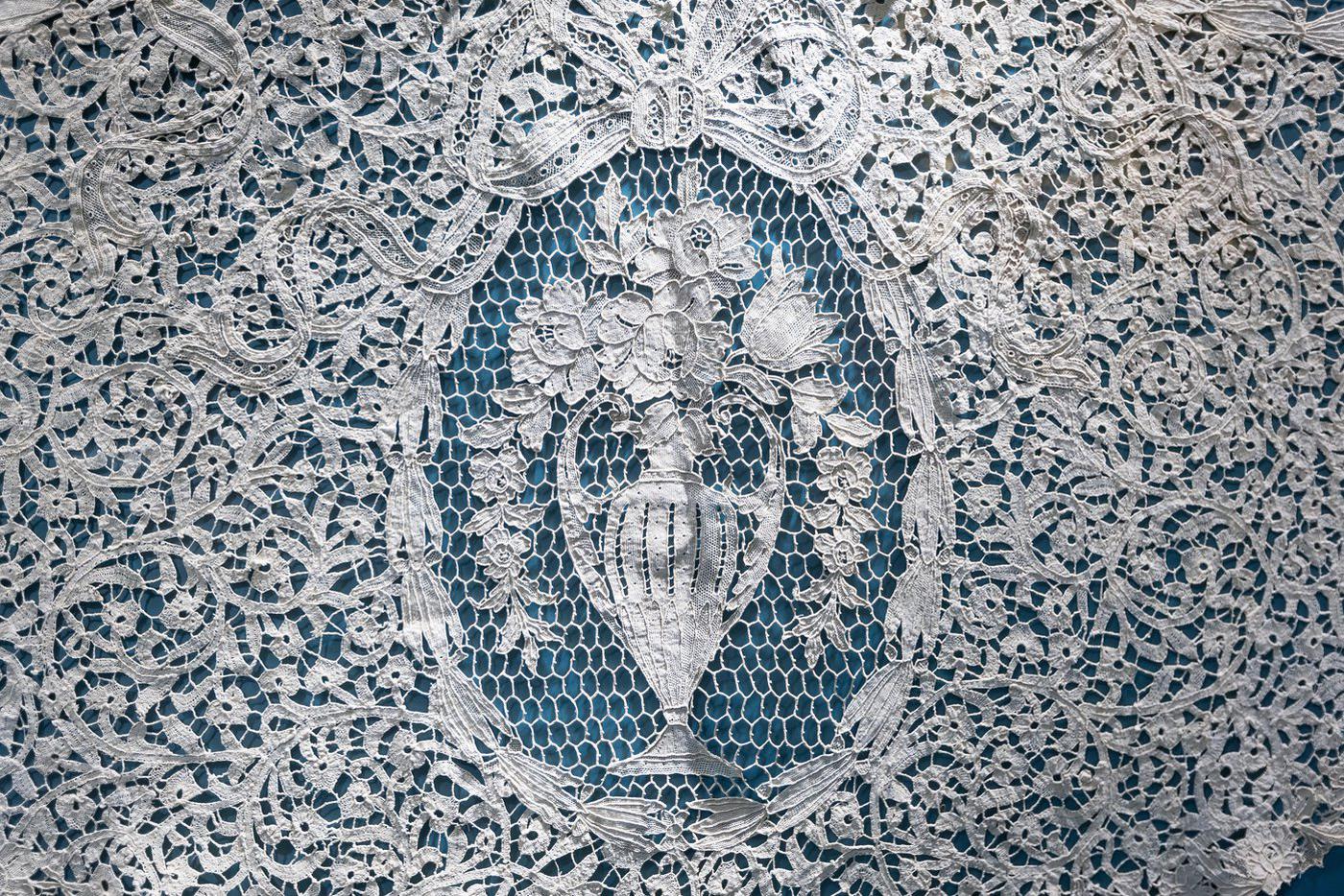 На выставке "Узор в декоративном искусстве Нового времени".