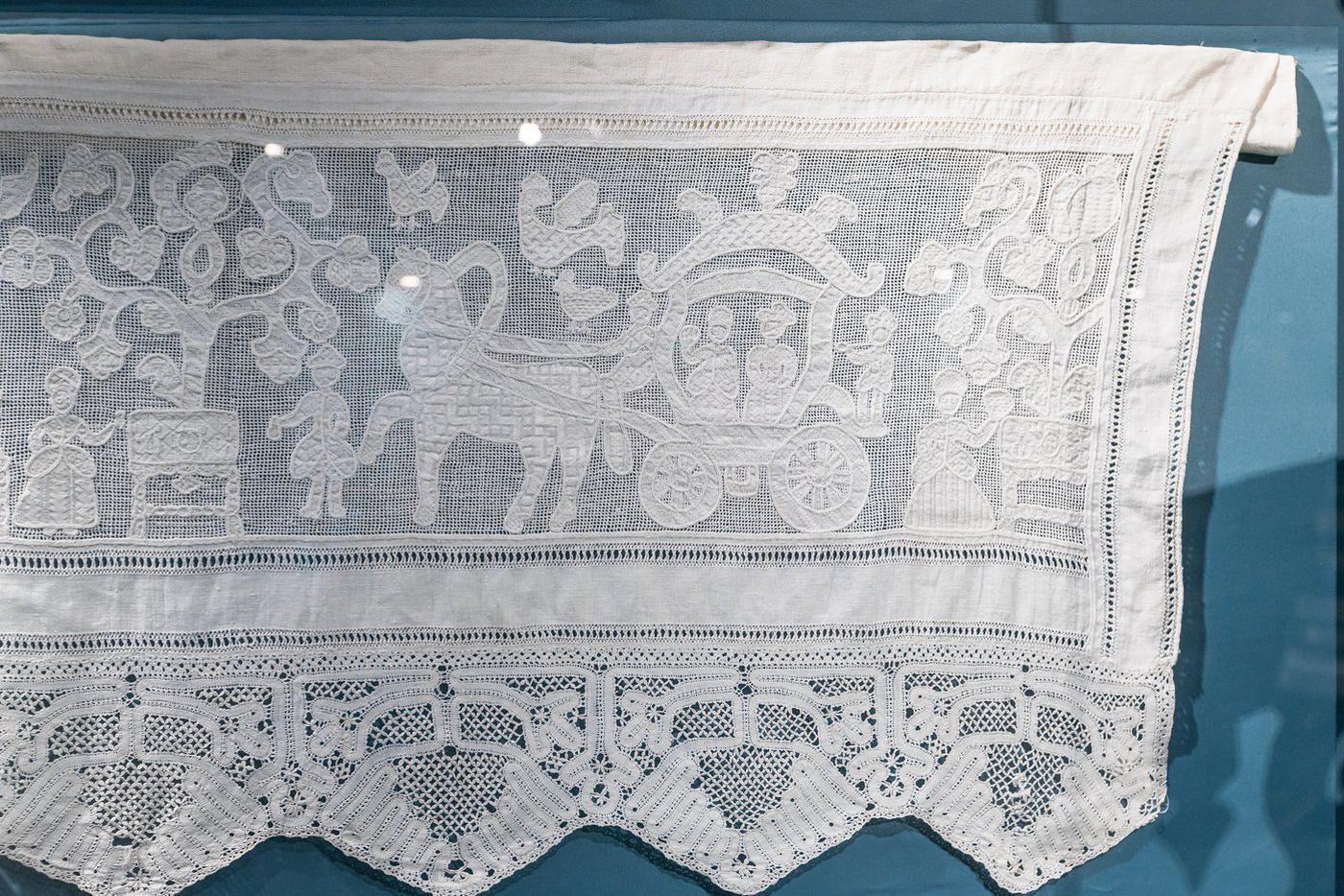 На выставке "Узор в декоративном искусстве Нового времени".