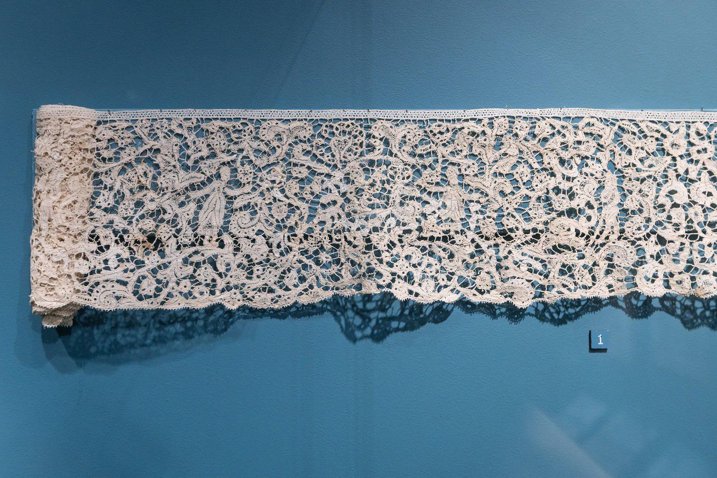 На выставке "Узор в декоративном искусстве Нового времени".